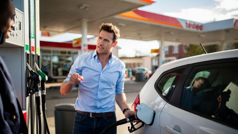 Thomas 47 ans roule au bioéthanol depuis un an et détaille lʼimpact réel sur sa facture