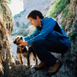 Un randonneur entend des gémissements au fond dʼun ravin et sauve un chien disparu depuis dix jours