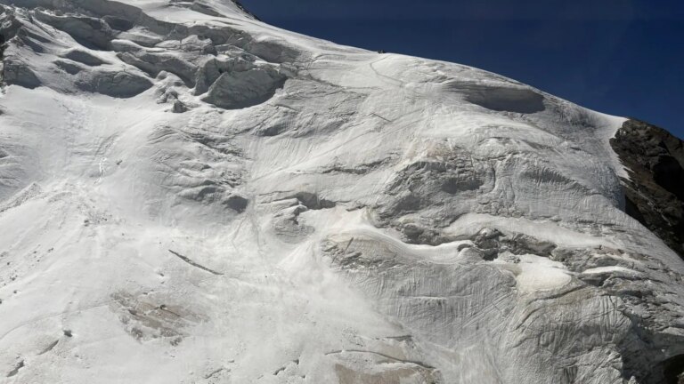 Un alpiniste tué dans une chute dans une crevasse près de Saas-Fee, en Suisse