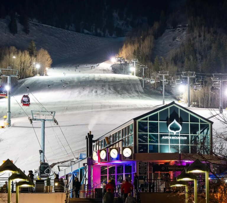 Possédez un morceau de l&rsquo;histoire d&rsquo;Aspen : la vente aux enchères de chaises Little Nell et Bell Mountain est en cours