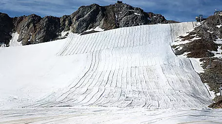 La station de ski des glaciers italiens commence à tester des couvertures d&rsquo;enneigement biodégradables pour réduire la pollution plastique