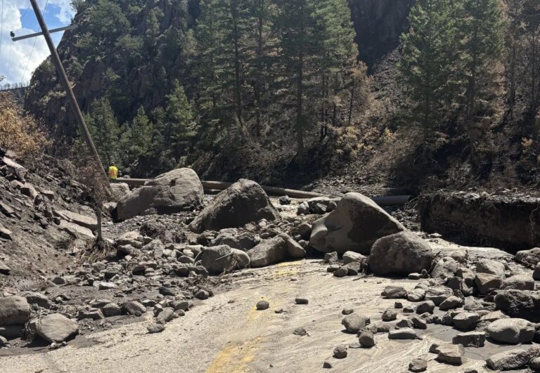 L&rsquo;autoroute menant au complexe Eagle Point, ravagé par le feu, ferme indéfiniment après que les inondations ont emporté la route