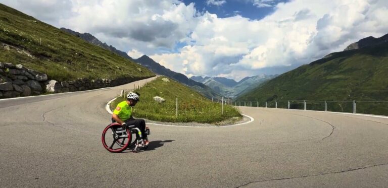 Les premiers hommes à traverser les Alpes en fauteuil roulant