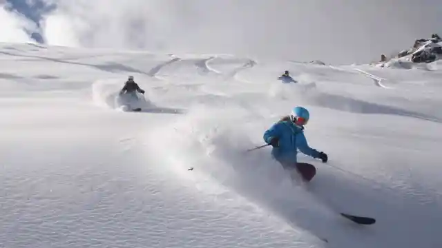 des skieurs tracent de nouvelles traces dans la neige profonde en utilisant Cali Pass