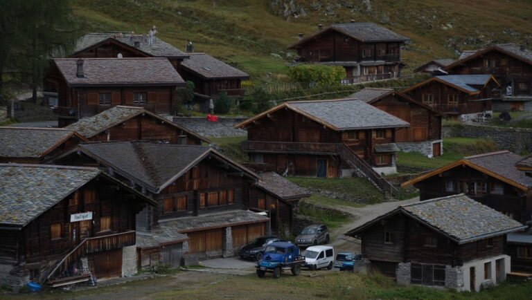 Ce hameau du Queyras a les mêmes chalets que Megève mais aucun 4×4 garé devant les portes