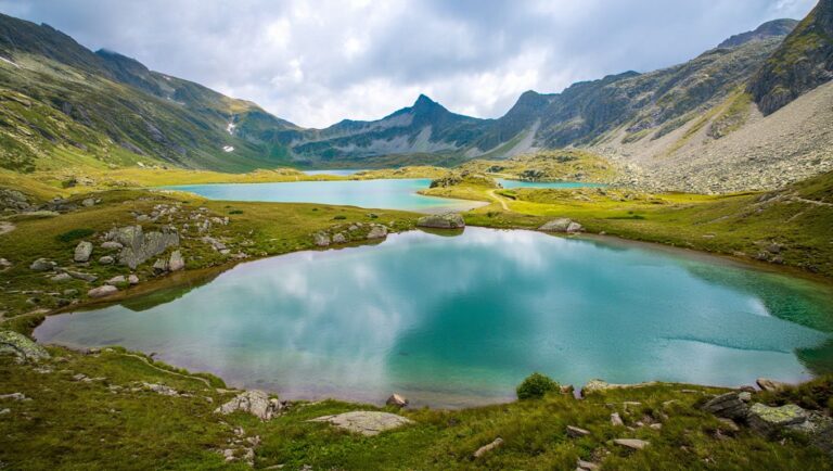 Cette vallée du Mercantour déroule des lacs aussi turquoise que ceux dʼAnnecy sans les plages bondées