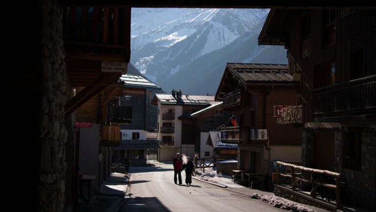 Plus haut perché que Val dʼIsère et bien plus calme que Tignes ce village de Tarentaise vit encore à lʼannée