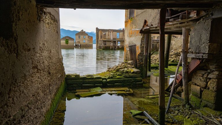 Sous ce lac de lʼOisans dorment trois villages engloutis dont les ruines réapparaissent quand les eaux baissent