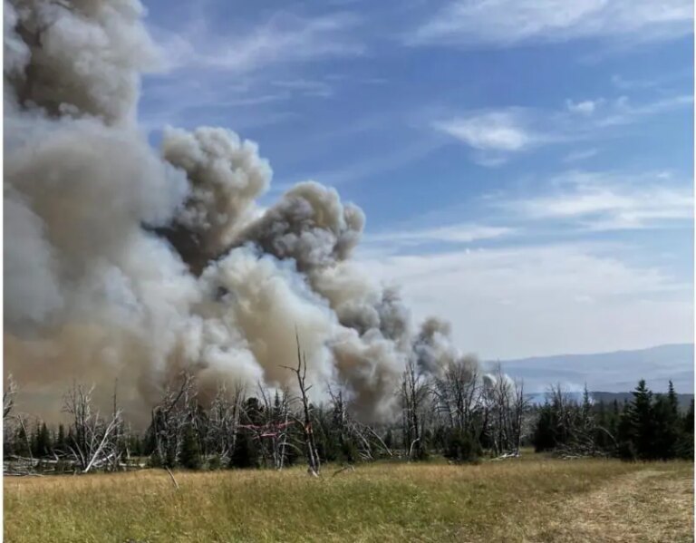 Un feu de forêt grandissant à l’approche de la station de ski du Montana