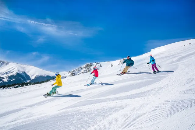 skieurs un jour d'oiseau bleu