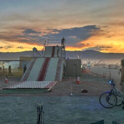Les organisateurs des pistes de ski sèches de Burning Man lancent une collecte de fonds urgente de 25 000 $ qui reviendra en 2026