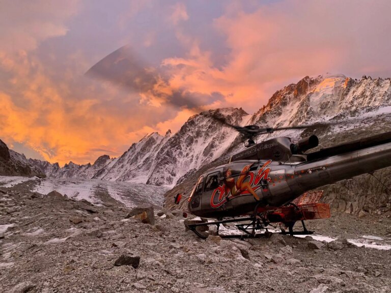 32 alpinistes contraints de payer pour une évacuation par hélicoptère du Mont Blanc, en France, après avoir grimpé malgré la fermeture