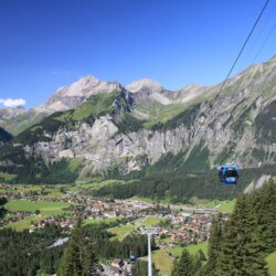 Des chutes de pierres au-dessus de la station de ski suisse font craindre une autre catastrophe de type Blatten