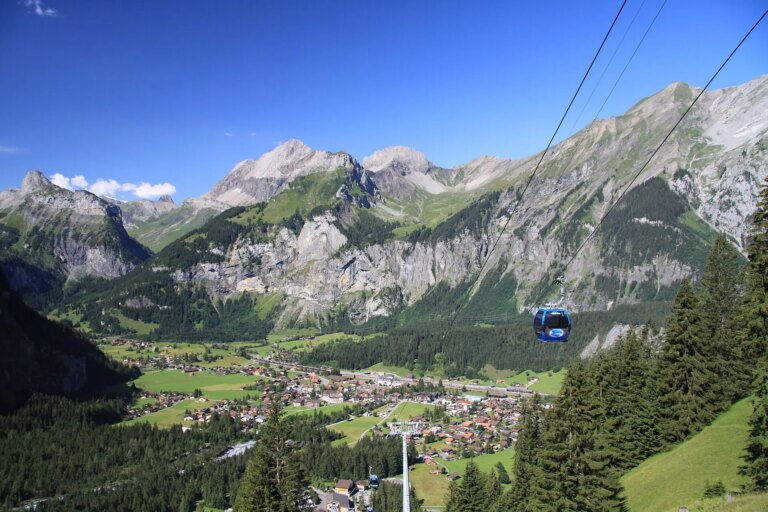 Des chutes de pierres au-dessus de la station de ski suisse font craindre une autre catastrophe de type Blatten