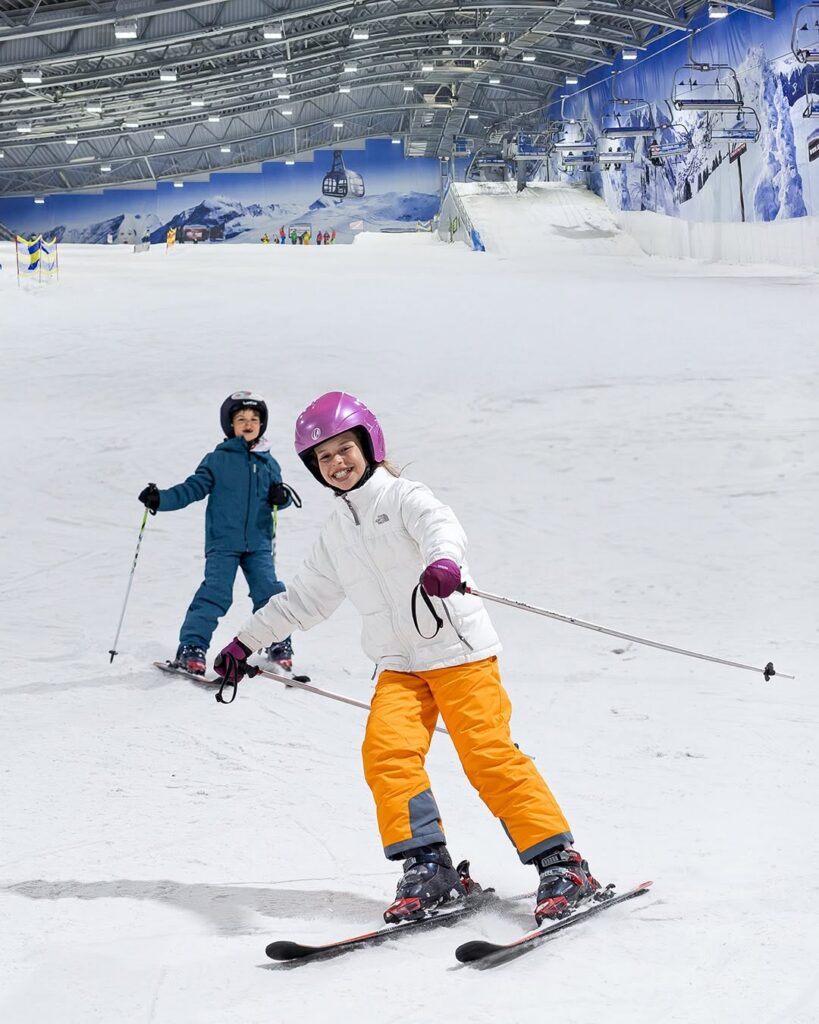 Le centre de neige intérieur ajoute des attractions extérieures