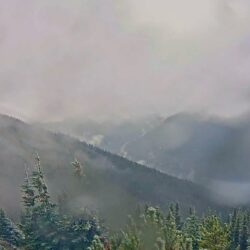 La première neige de la saison 2026-27 tombe à Crystal Mountain, WA