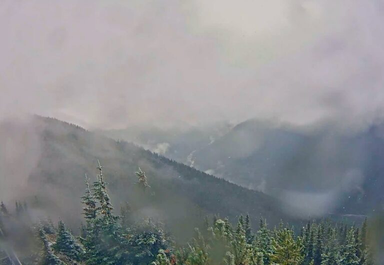 La première neige de la saison 2026-27 tombe à Crystal Mountain, WA