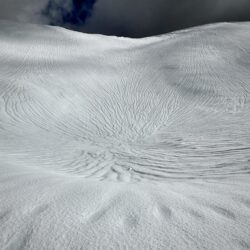 Ohau Snowfields, Nouvelle-Zélande, rapport ; Neige astucieuse avec vent sauvage