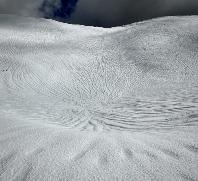Ohau Snowfields, Nouvelle-Zélande, rapport ; Neige astucieuse avec vent sauvage