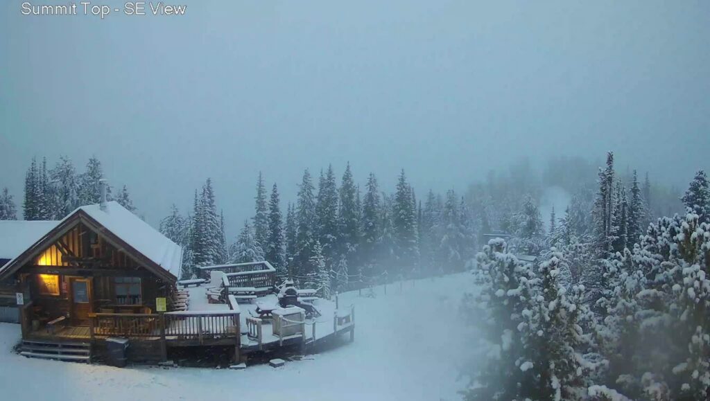 Chutes de neige estivales sur les pentes canadiennes