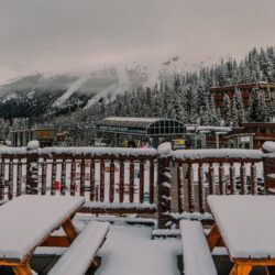 Chutes de neige estivales sur les pentes canadiennes