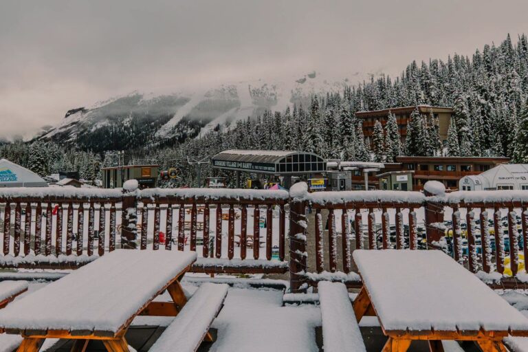 Chutes de neige estivales sur les pentes canadiennes