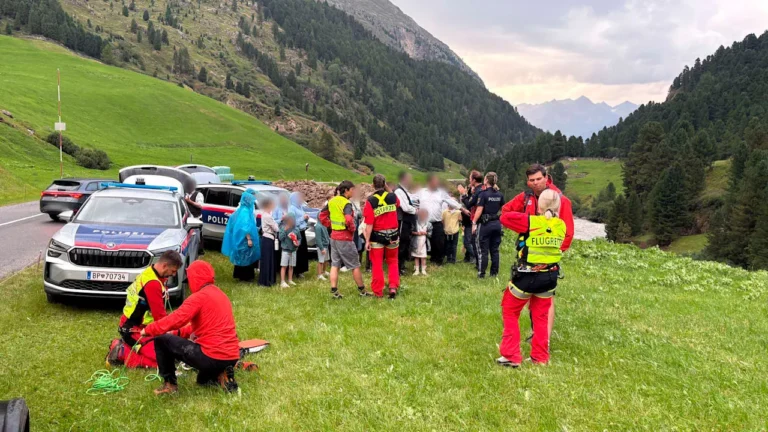 36 personnes de 3 familles, dont des enfants dans des landaus, sauvées de 2 300 mètres à Sölden, en Autriche