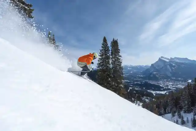 Mont Norquay en mars. | Image : SkiBig3/Reuben Krabbe