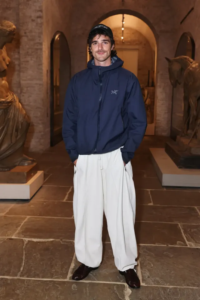 L'acteur Jacob Elordi porte Arc'teryx lors d'un BAFTA Q7A à propos du film "Frankenstein." Il met en lumière une tendance fascinante d'Arc'teryx, passant d'une marque canadienne de niche d'alpinisme à une marque de luxe. Photo : Photo de Max Cisotti/Dave Benett/Getty Images pour Netflix