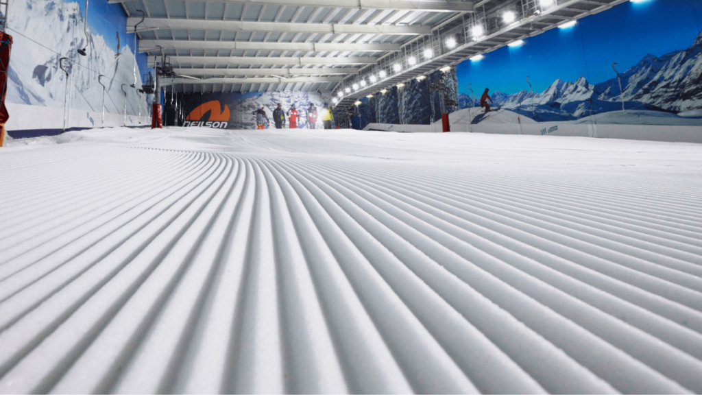 Sophie, duchesse d'Édimbourg, skie à l'intérieur du Snow Centre