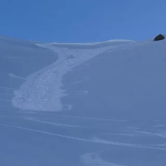 Une avalanche de plaque à vent relativement petite en Nouvelle-Zélande