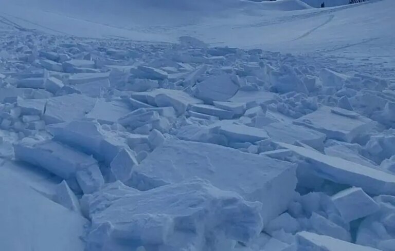 (Photos) Un avis d&rsquo;avalanche en Nouvelle-Zélande met en garde contre un danger après qu&rsquo;une avalanche de plaques à vent de Haszard Range ait attrapé 2 skieurs