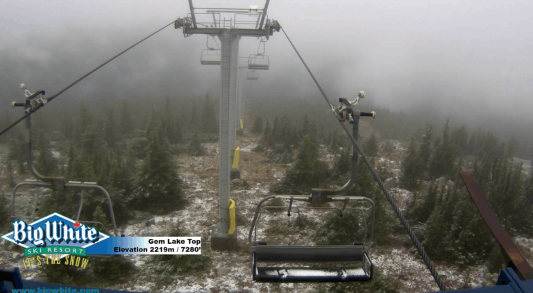 Les premiers flocons de l&rsquo;hiver arrivent au Big White Resort, en Colombie-Britannique