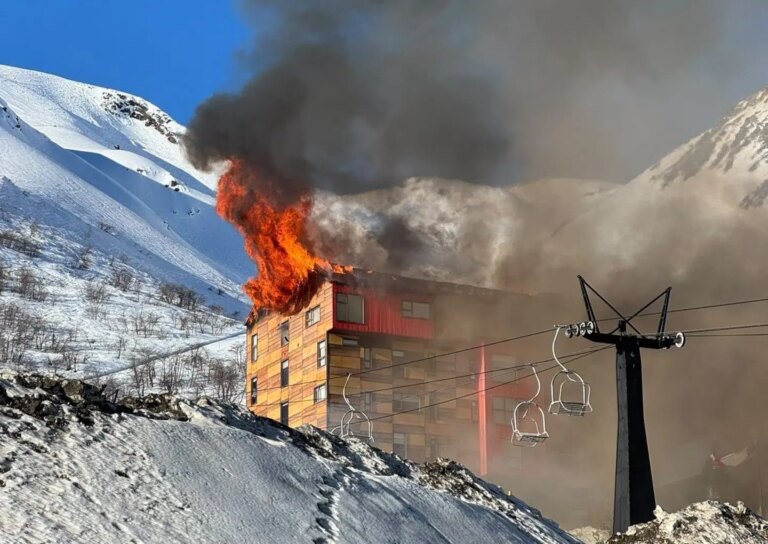 Un incendie se déclare à l&rsquo;hôtel Alto Nevados dans les Nevados de Chillán au Chili, tous les clients ont été évacués en toute sécurité