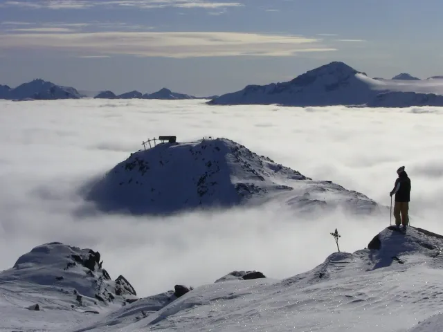 Un skieur au-dessus des nuages ​​à Whistler, en Colombie-Britannique 