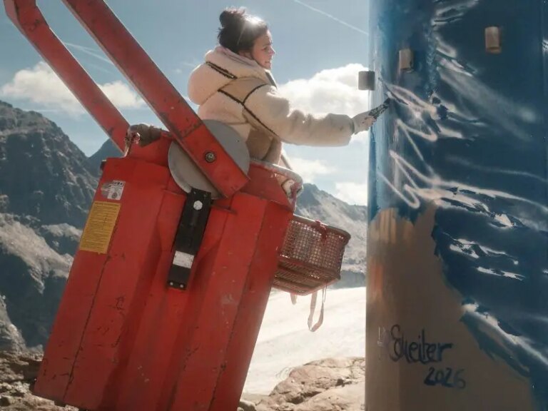 Un artiste autrichien transforme les télécabines et les tours d&rsquo;ascenseur en toiles de montagne géantes