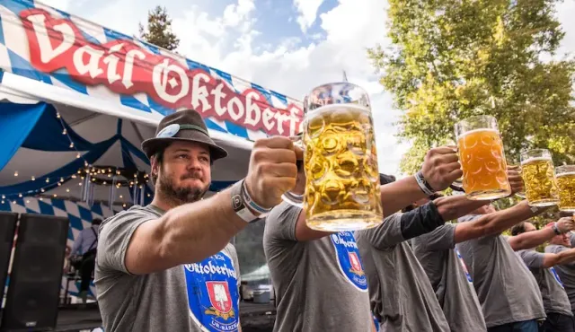 Boire de la bière Oktoberfest