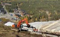 La station de ski de Levi, en Finlande, découvre son énorme tas de neige stockée