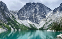 Un randonneur décède après une tempête de neige qui a piégé un couple à Enchantments, WA
