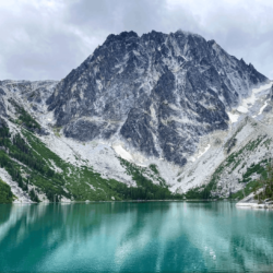 Une femme décède et son mari est sauvé après que le couple se soit retrouvé bloqué dans une tempête de neige à Enchantments, Washington