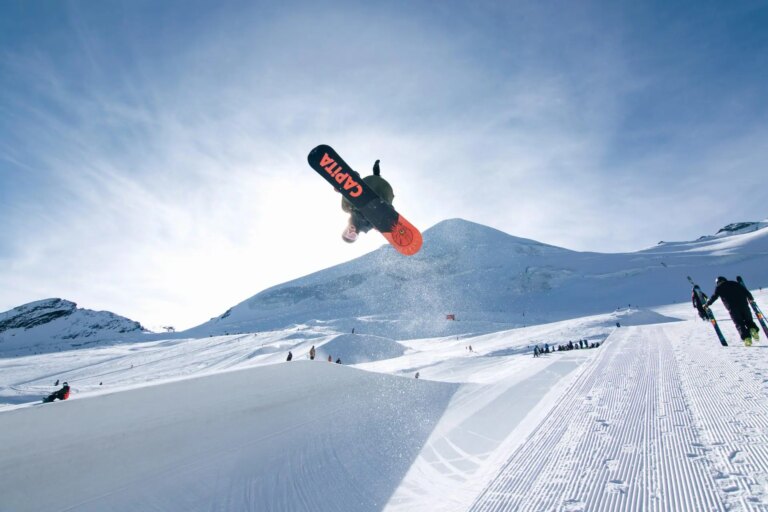 Les snowboarders freestyle se rendent à Saas-Fee, en Suisse, pour un camp d&rsquo;entraînement