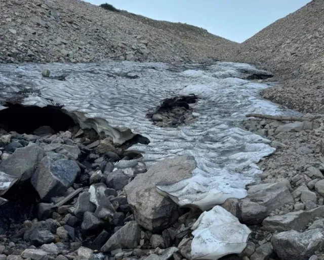 Le glacier St. Mary's avec un tout petit peu de neige très sale 