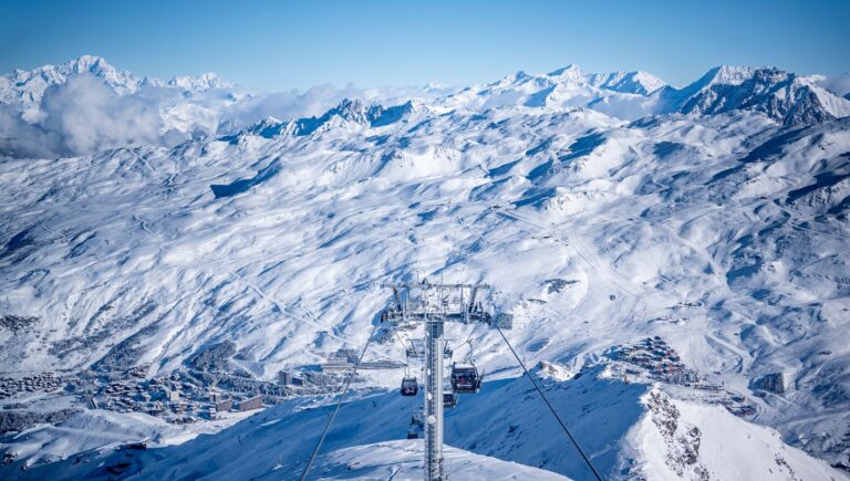 Nouvel hôtel quatre étoiles skis aux pieds aux 3 Vallées