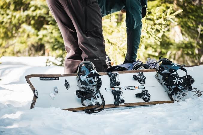Splitboard : explorer la montagne autrement avec le snowboard divisible
