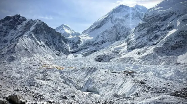 Camp de base de l'Everest côté Népal sur le glacier Khumbu, dont le déménagement reste indécis