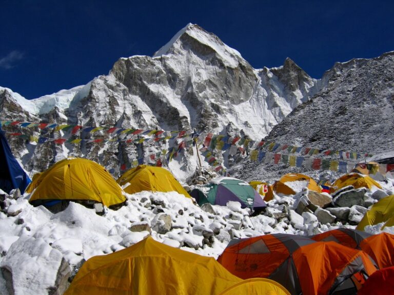 L’urine fait-elle vraiment fondre l’Everest ? Ce que dit une nouvelle étude sur le glacier Khumbu