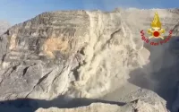 Chutes de pierres massives à Tofana die Dentro dans les Dolomites