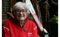 Un moniteur de ski français de 104 ans reçoit la plus haute distinction civile de France