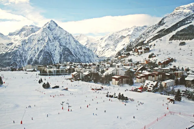 Chalet de ski près de la montagne