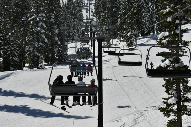Groupe de skieurs en voyage de ski